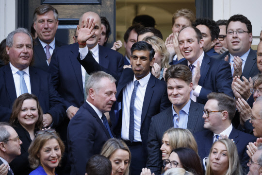 리시 수낵(가운데) 신임 총리가 런던 보수당 당사 앞에서 축하를  받고 있습니다.          EPA 연합뉴스